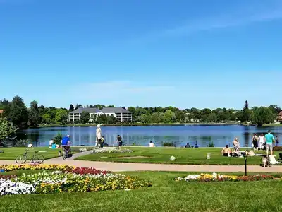 Couples enjoying outdoor activities in Tampere&rsquo;s scenic parks.