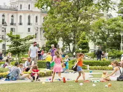 Families enjoying outdoor fun in Lyon&rsquo;s beautiful parks.