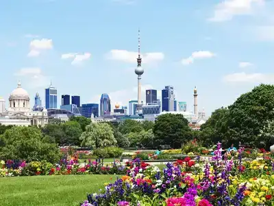 Couple enjoying outdoor activities in Berlin&rsquo;s park.