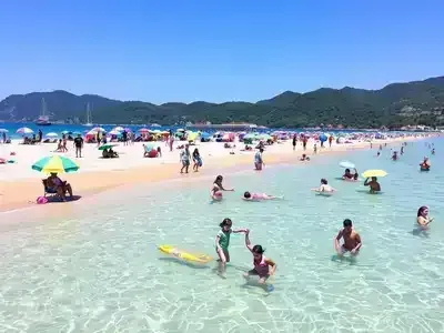Families enjoying a sunny beach day in Italy.