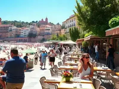 Beach and couples enjoying Málaga&rsquo;s sunny atmosphere.